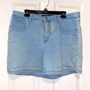 Gloria Vanderbilt jean shorts. Size 16